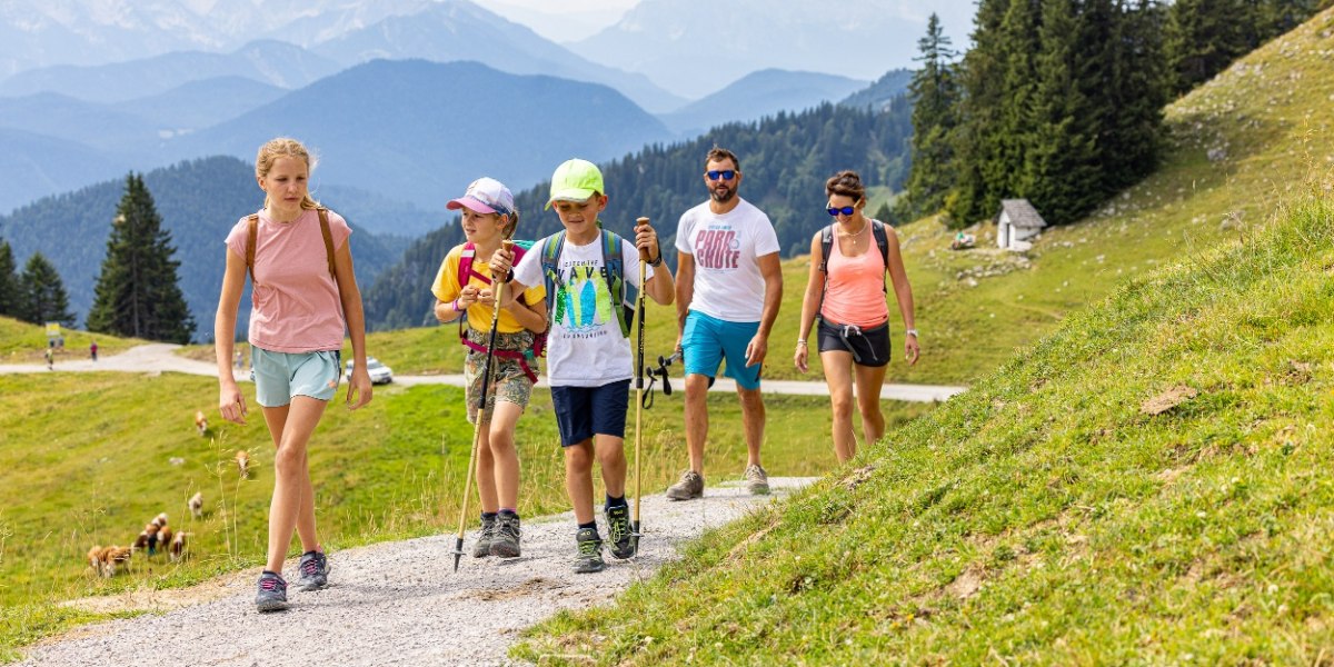 Familie wandert auf dem Panoramaweg, © Tourismus Lenggries