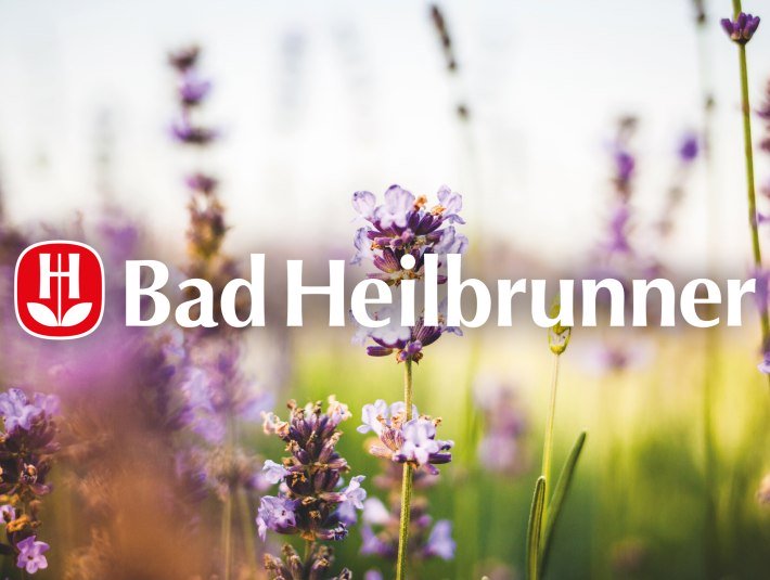 Firmenlogo und Schriftzug der Bad Heilbrunner Naturheilmittel GmbH &amp; Ko KG mit Lavendelblüten im Hintergrund, © Bad Heilbrunner Naturheilmittel GmbH &amp; Ko KG