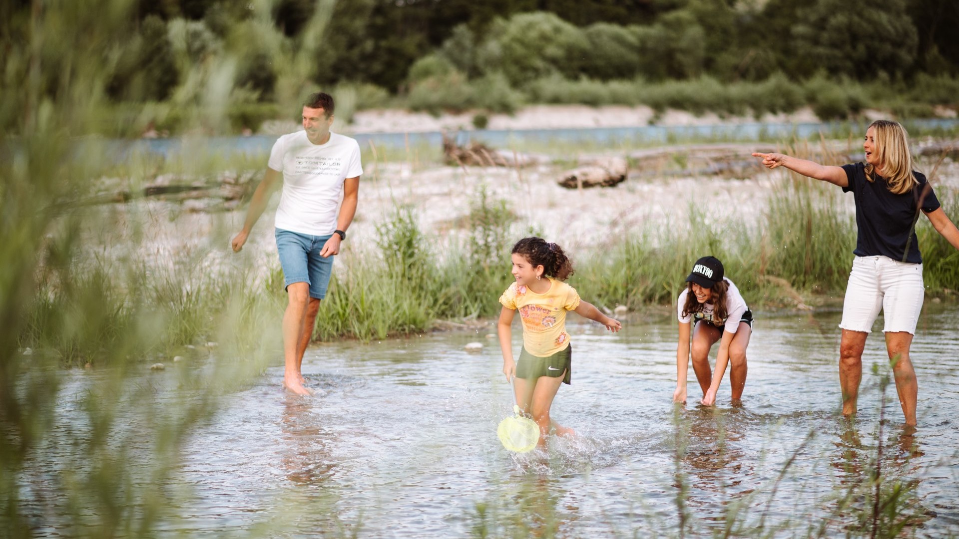 Gemeinsam mit der Familie Spaß im Urlaub haben wie hier am Wasser, © Tölzer Land Tourismus|Leonie Lorenz