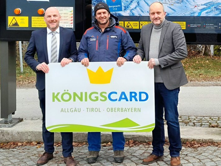 Freuen sich über den neuen All-Inclusive-Partner Brauneck Bergbahn der KÖNIGSCARD:
von links nach rechts: Dr. Andreas Wüstefeld, Leiter Tölzer Land Tourismus / Florian Gahr, Betriebsleiter der Brauneck Bergbahn / Matthias Adam, Geschäftsführer der KÖNIGSCARD Gästekarten GmbH
, © Tölzer Land Tourismus