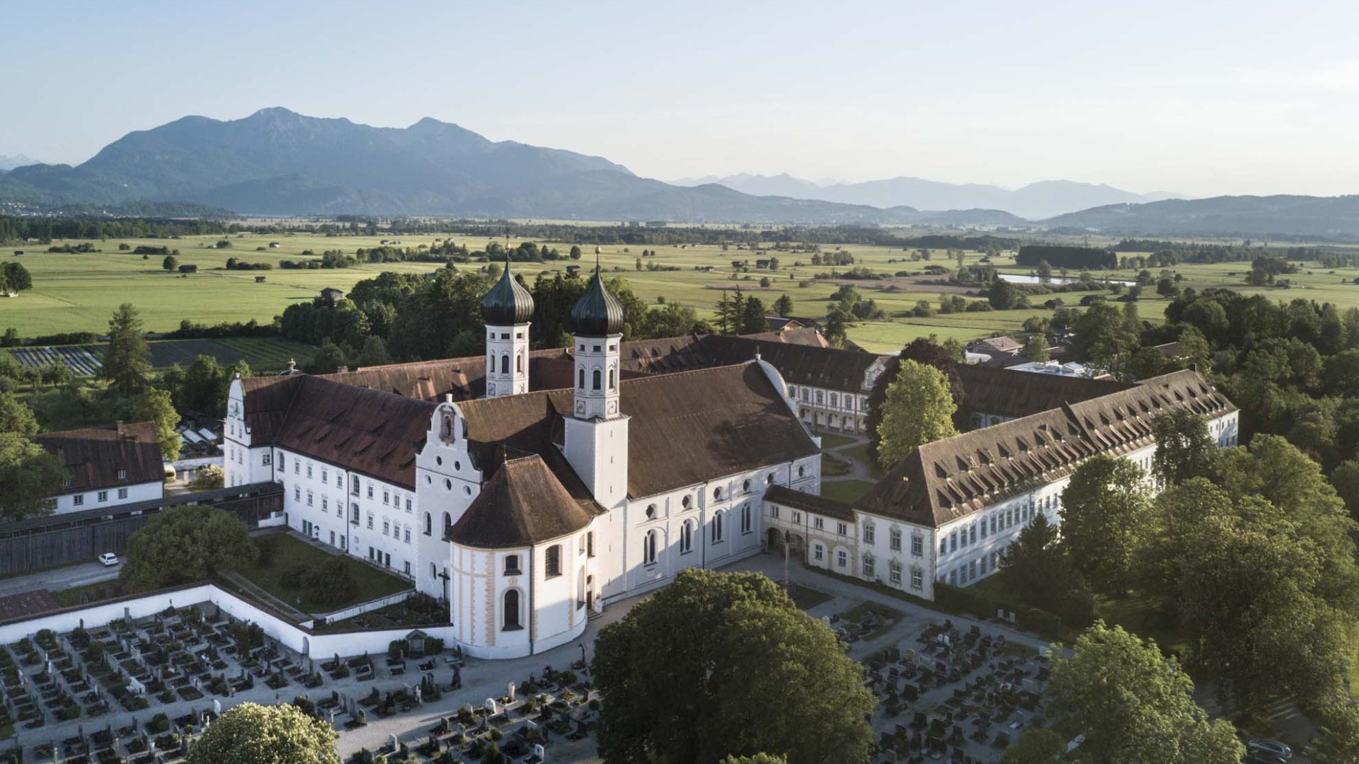 Kloster Benediktbeuern mit Blick auf die Benediktenwand, © Tölzer Land Tourismus / Foto Peter von Felbert