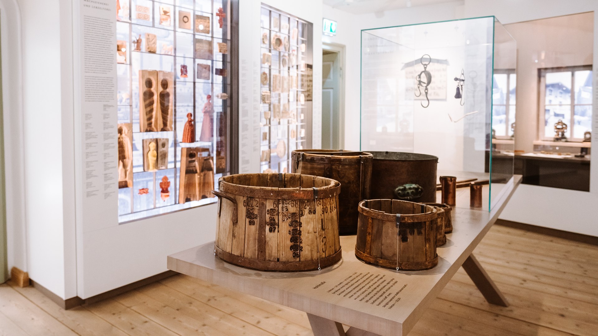 Ausstellungsraum mit Holzbottichen im Museum der Stadt Bad Tölz, © Tölzer Land Tourismus|Leonie Lorenz