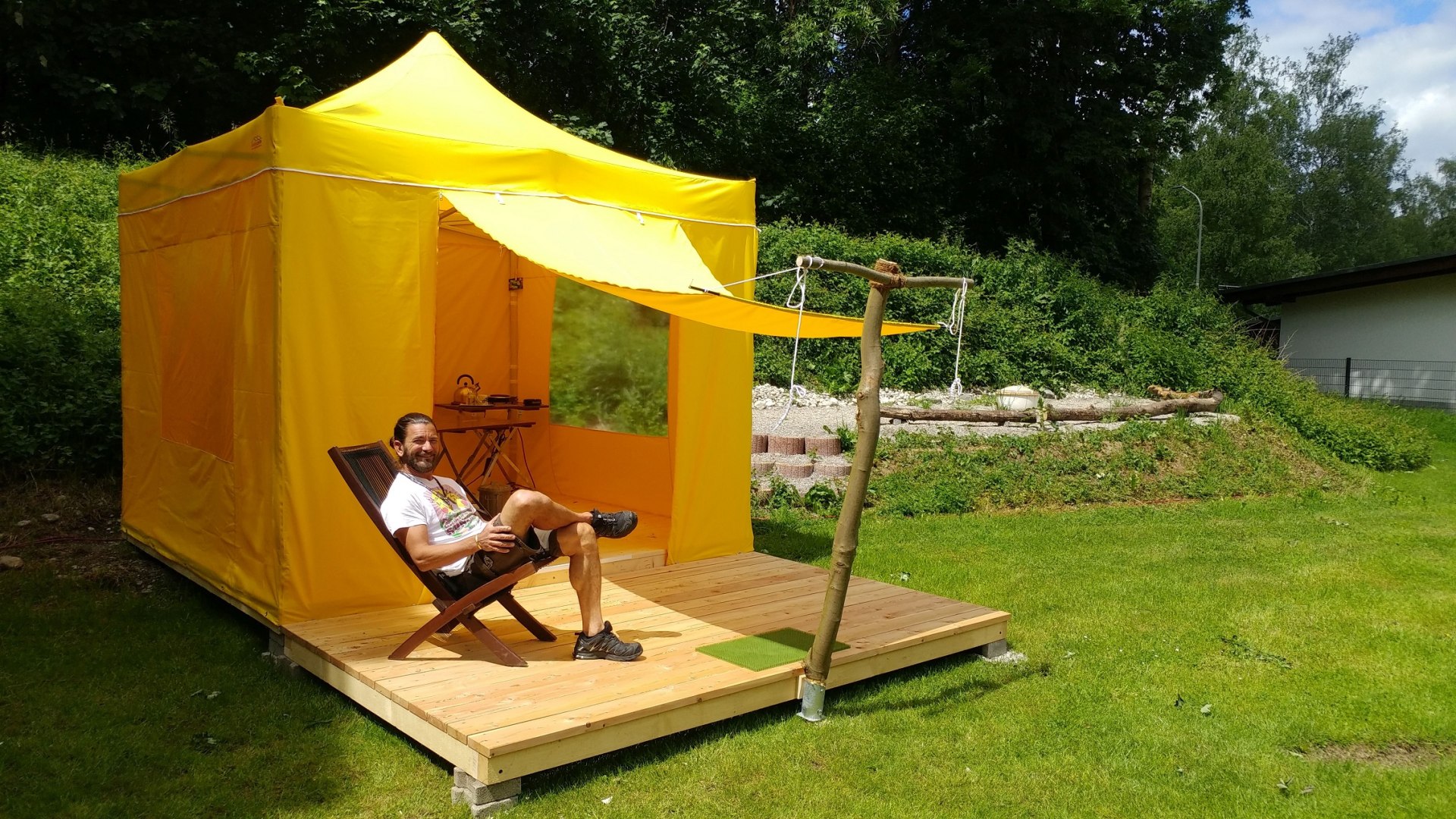 Michael Kramer vom Campingplatz Wolfratshausen vor einem seiner &quot;Büro-Zelte&quot;, © Stadt Wolfratshausen