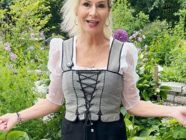 Die Kräuterpädagogin Sylvia Gollwitzer vor dem Kräutergarten vor dem ZUK Kräuter Caf#e und Laden, © ZUK Kräuter Café und Laden Benediktbeuern