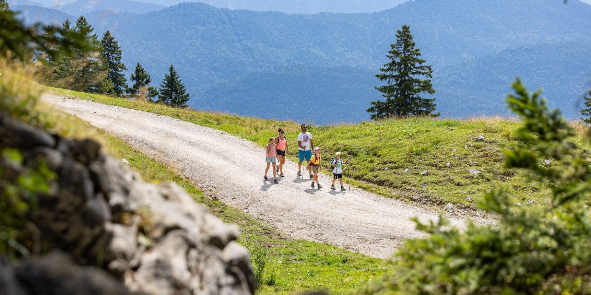 Familie wandert auf dem Panoramaweg, © Tourismus Lenggries