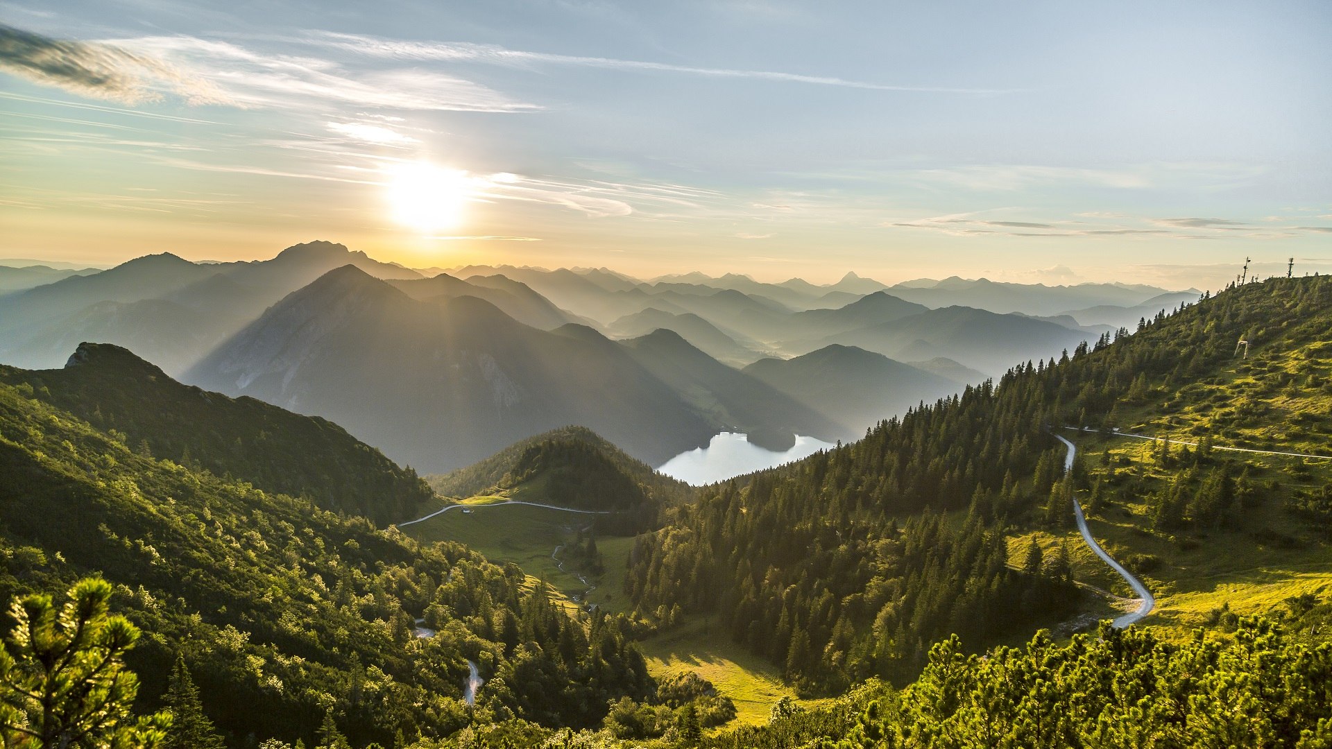 Da geht einem das Herz auf: Sonnenaufang in den Bergen mit Ausblick auf den Walchensee, © TI Kochel a. See,Walchensee |Thomas von Kujat