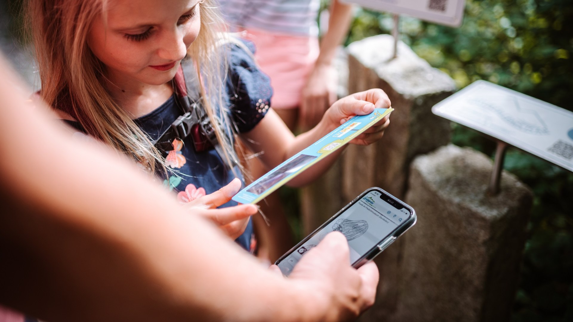 Praktische Apps &amp; AudioGuides, um jede Menge Infos zur Region ganz bequem zu erfahren.
Hier am Isar Erlebnis Pfad in Lenggries können mit dem Smartphone Naturinfos abgerufen werden., © Tölzer Land Tourismus|Leonie Lorenz