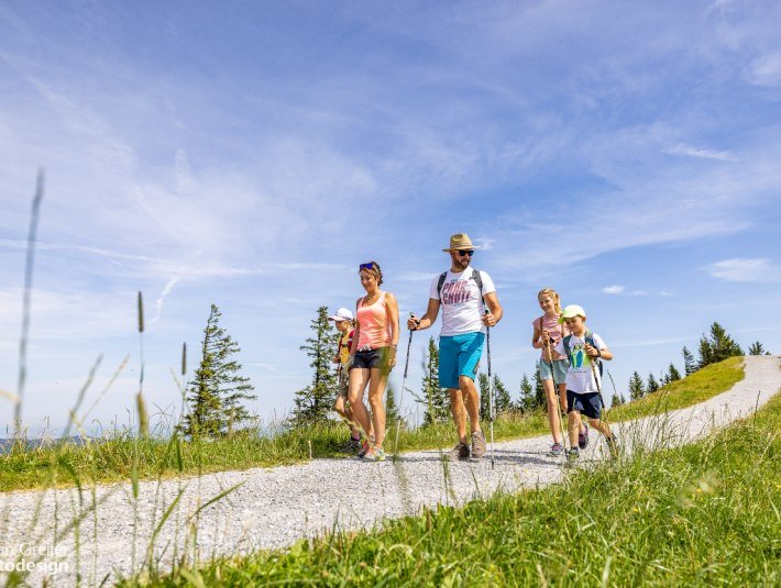 Familie wandert am Brauneck, © Tourismus Lenggries