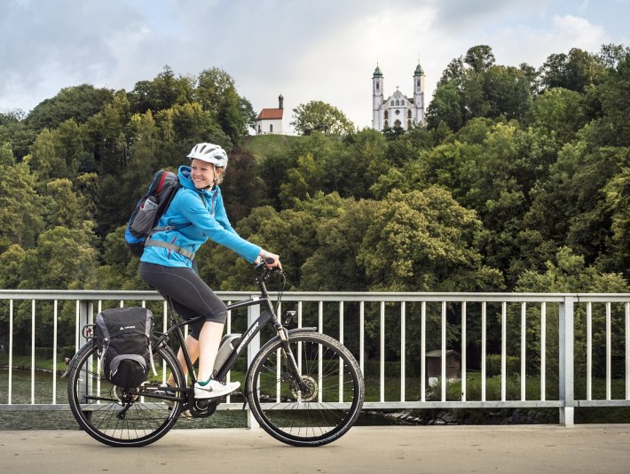 Mit dem Fahrrad durch das Tölzer Land - welch schöner Ausblick auf die Kalvarienbergkirche und die Leonhardikaplle in Bad Tölz, © oberbayern.de|Foto: Peter von Felbert