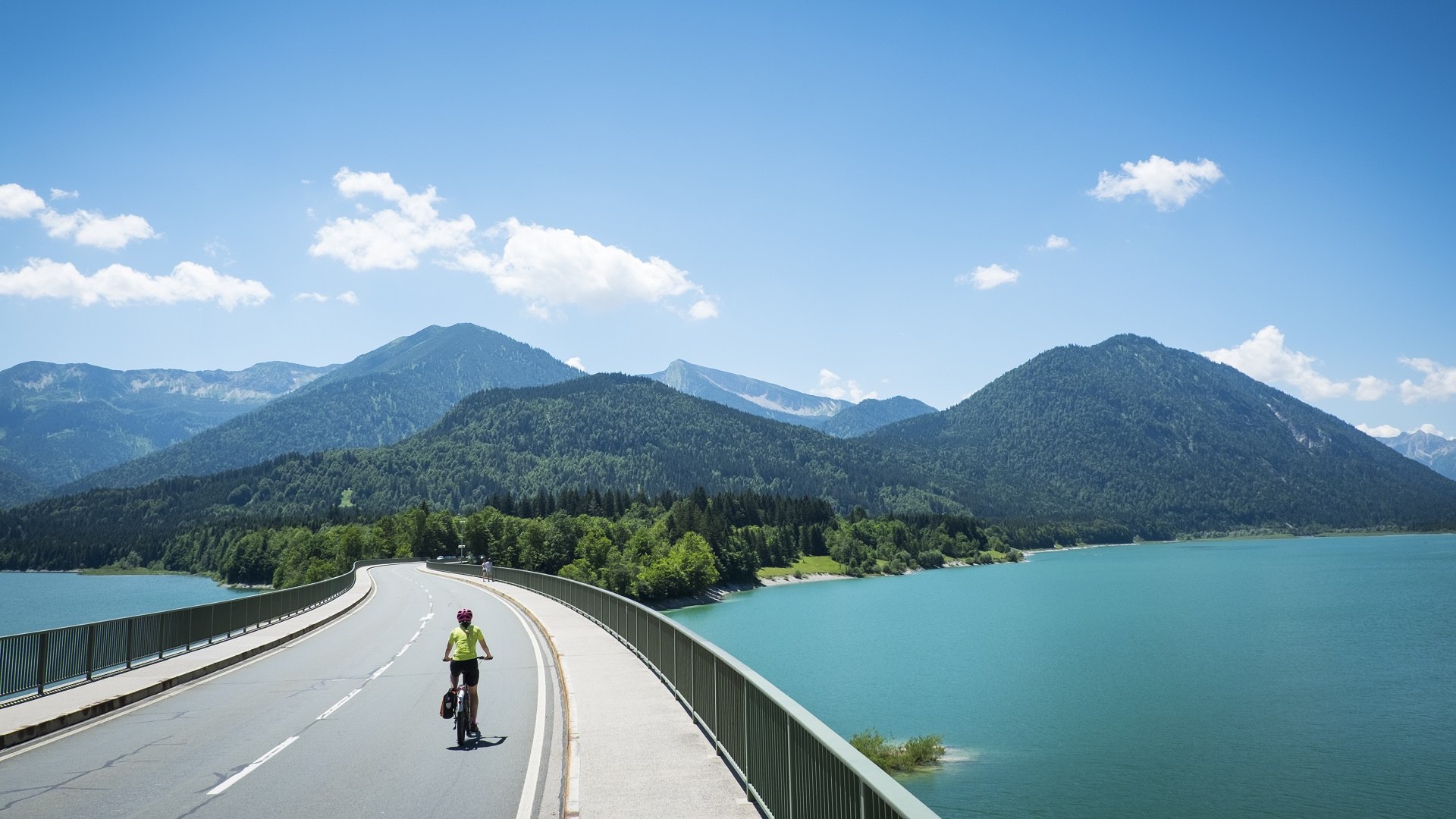 Der Fernradweg München-Venezia führt Sie durch die Alpen auch entlang des Sylvensteinsees, © Tölzer Land Tourismus|Jörg Spaniol