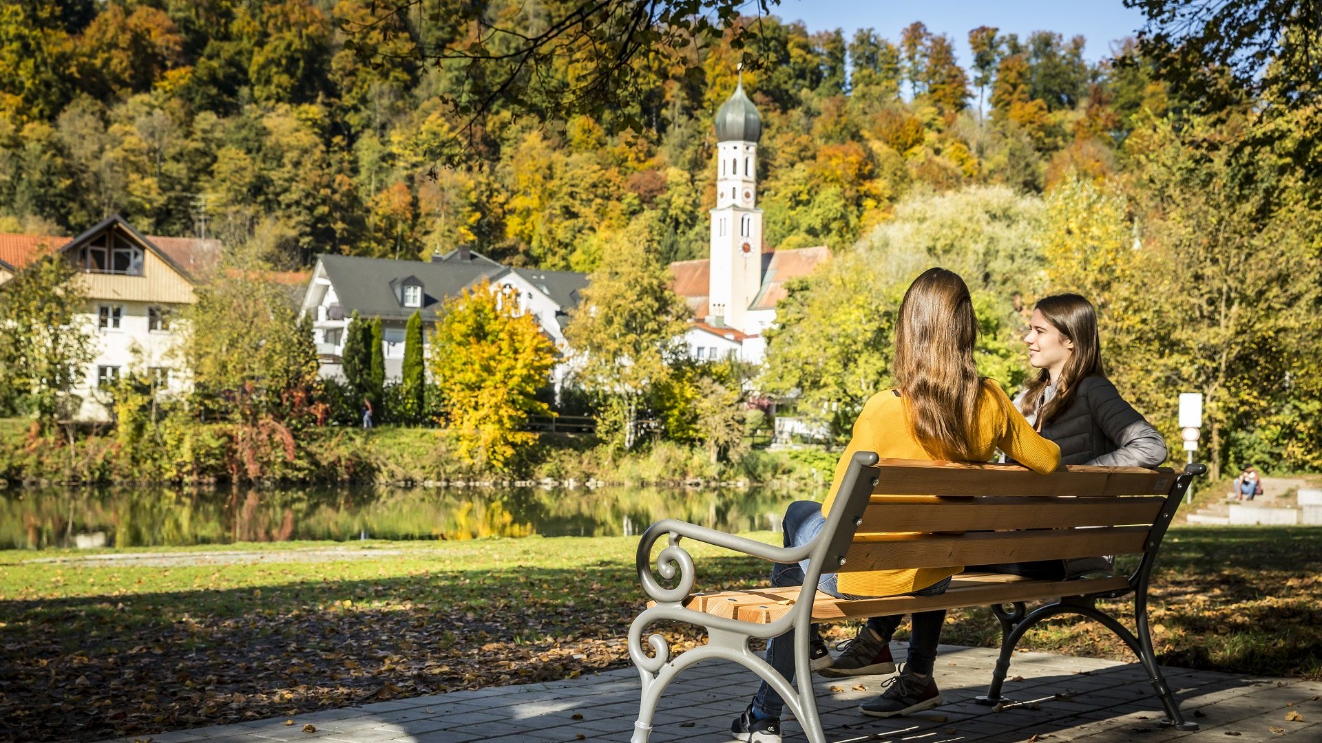 Eine Rast auf den gemütlichen Bänken an der Loisach machen - beim Bankerlweg in Wolfratshausen, © Stadt Wolfratshausen|Foto: Adrian Greiter