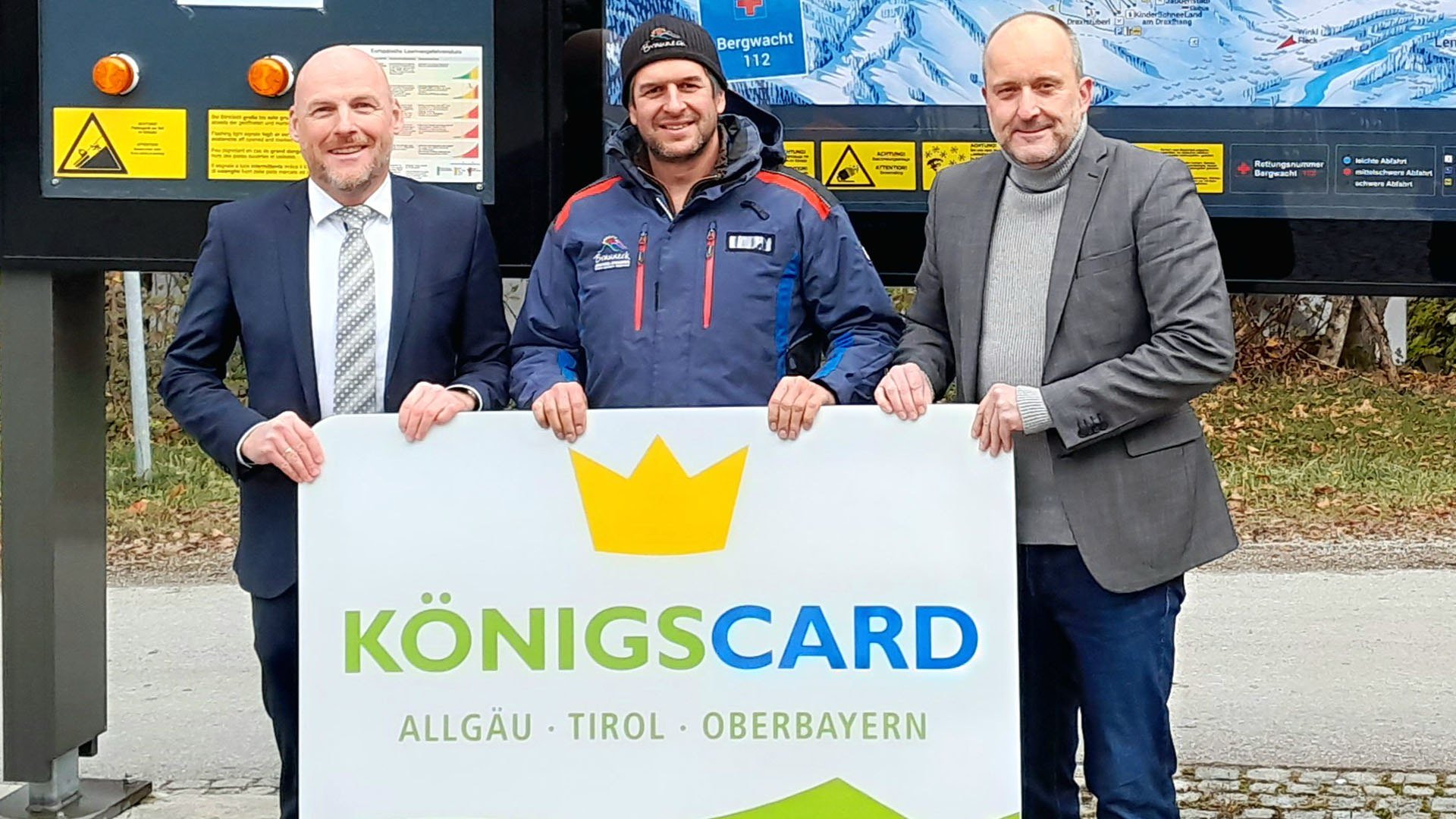 Freuen sich über den neuen All-Inclusive-Partner Brauneck Bergbahn der KÖNIGSCARD:
von links nach rechts: Dr. Andreas Wüstefeld, Leiter Tölzer Land Tourismus / Florian Gahr, Betriebsleiter der Brauneck Bergbahn / Matthias Adam, Geschäftsführer der KÖNIGSCARD Gästekarten GmbH
, © Tölzer Land Tourismus