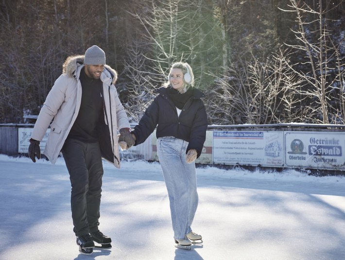 Wir wär's mal wieder mit Schlittschuhlaufen? Auf Natureis oder auch im Eisstadion? Hand in Hand läuft hier ein Pärchen Schlittschuh., © oberbayern.de|Tobias Köhler