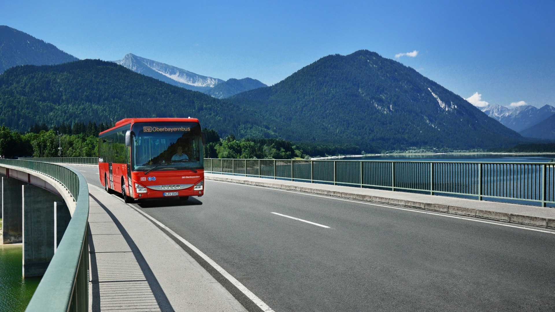 RVO-Bus am Sylvensteinsee/Lenggries mit Schrafreuter im HIntergrund, © DB Regio Bus, Region Bayern