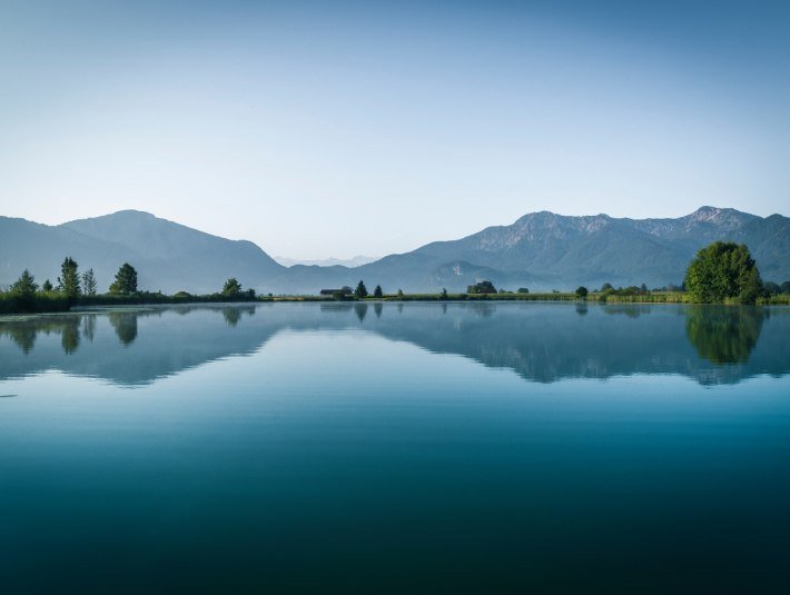 Eichsee zwischen Schlehdorf und Großweil mit Blick auf Jochberg, Herzogstand und Heimgarten, © Tölzer Land Tourismus