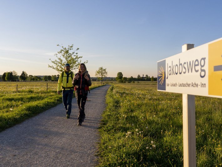 Wanderer auf dem Pilgerweg bei Benediktbeuern, © Tölzer Land Tourismus|Foto: Bernd Ritschel