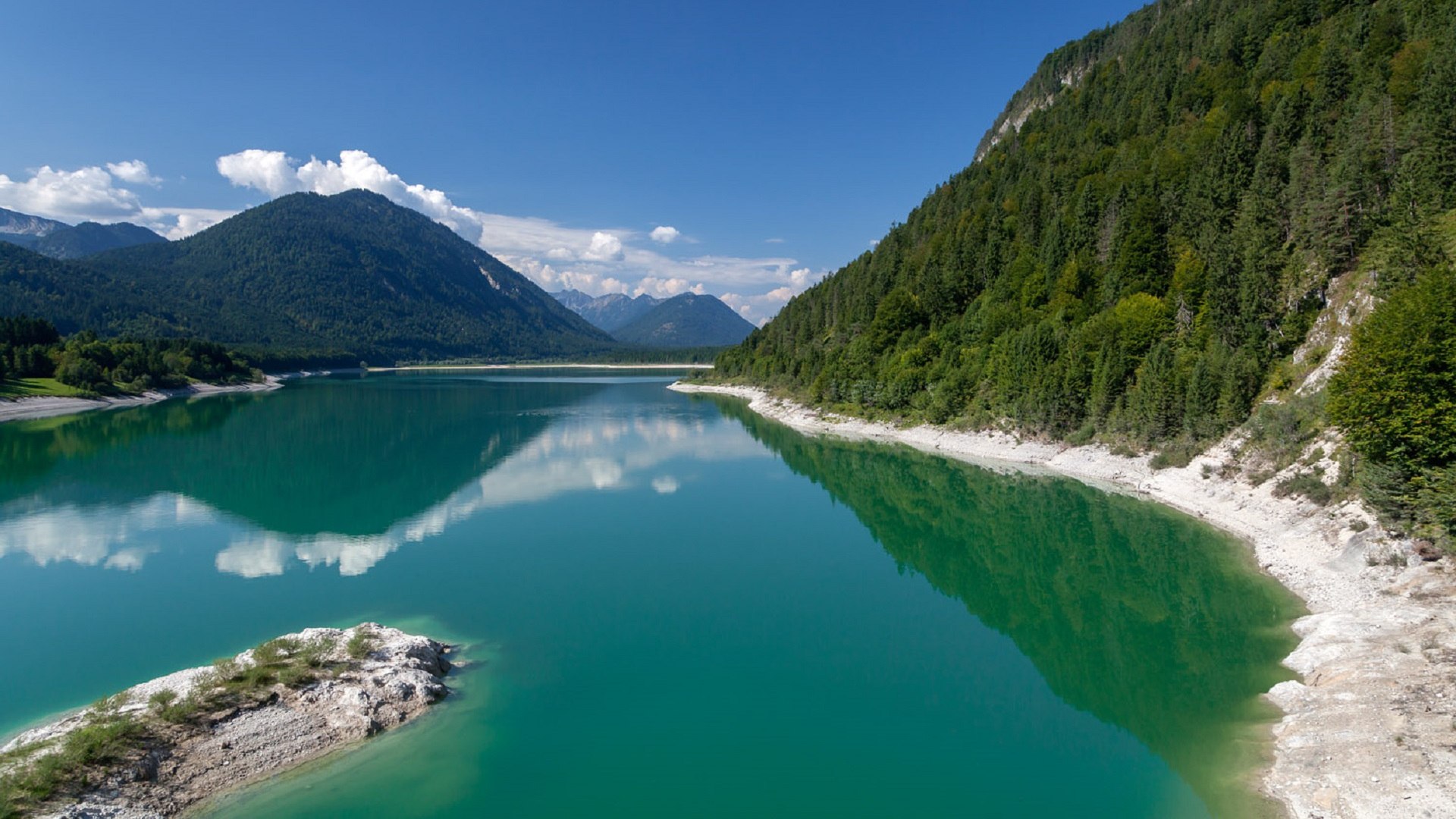 Der fjordartige Sylvensteinsee, © Tourist Information Lenggries|Fotograf: C. Bäck