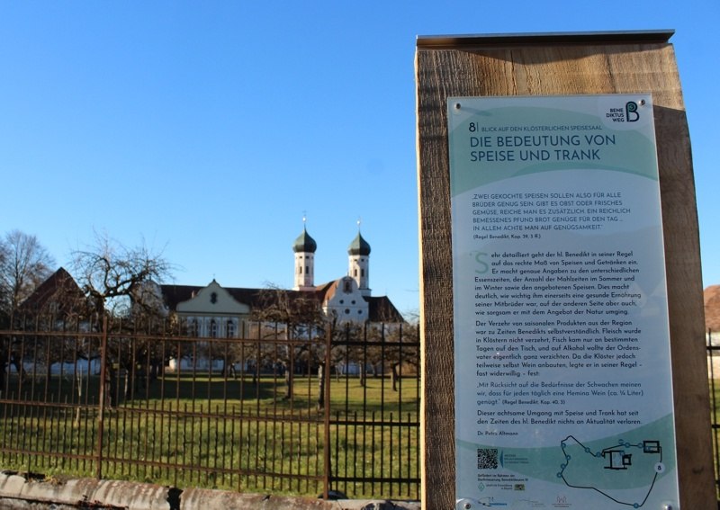 Kloster Benediktbeuern mit Stele Benediktusweg, © Tölzer Land Tourismus