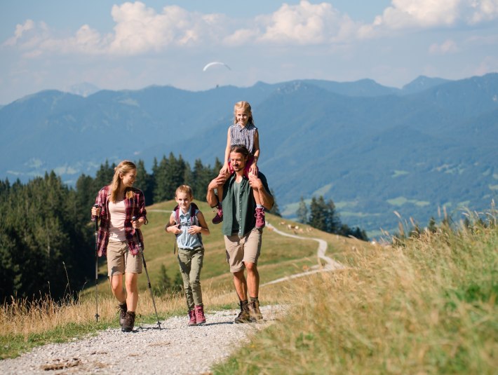 Familienurlaub im Sommer - eine Wanderung auf den Blomberg und Zweisel bietet herrliche Ausblicke ins Isar- und Loisachtal, © Tölzer Land Tourismus|Fotograf: Leonie Lorenz