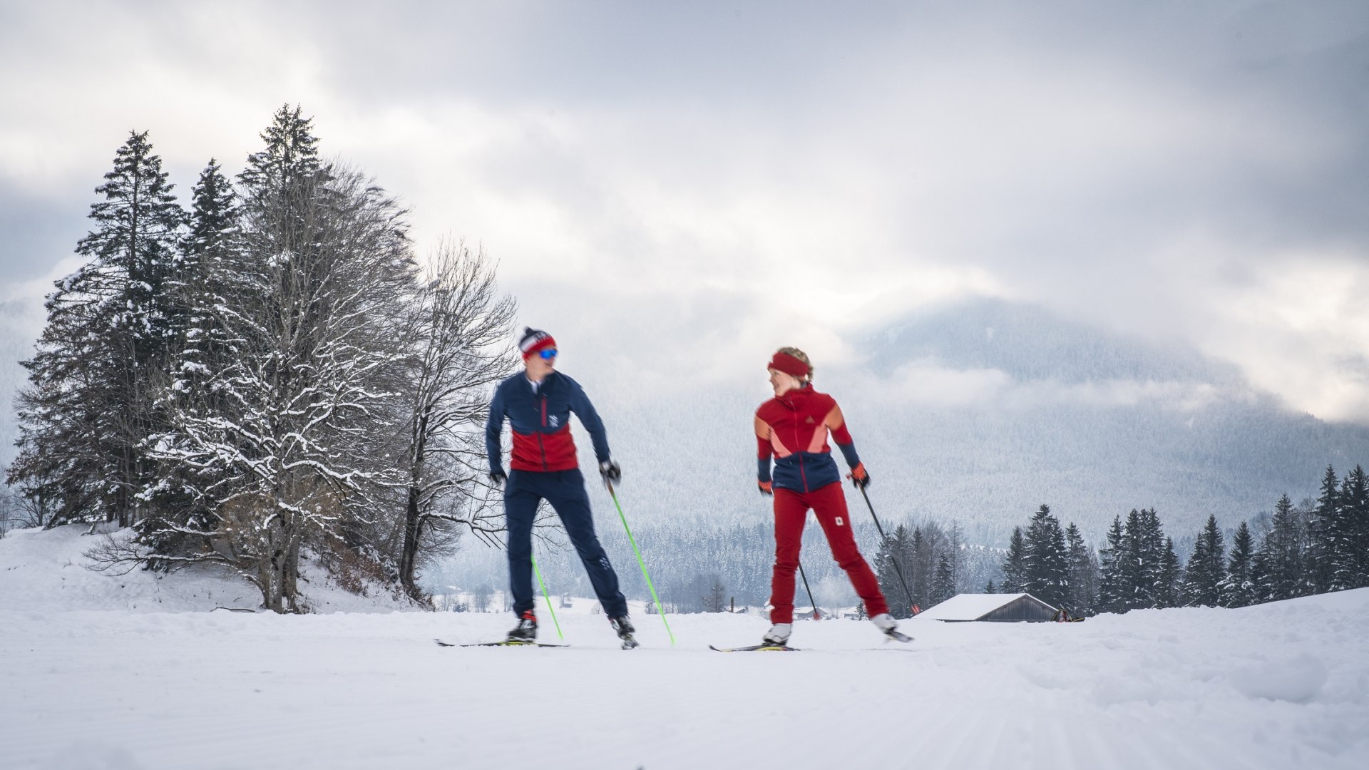 Zwei Wintersportler beim Skaten auf einer  gespurten Loipe zwischen verschneiten Bäumen, © Tölzer Land Tourismus|Foto: Dietmar Denger