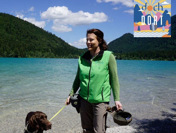 Naturschutzrangerin Sabine Gerg mit ihrem Hund unterwegs am Walchensee, © Tölzer Land Tourismus|KUNZ PR