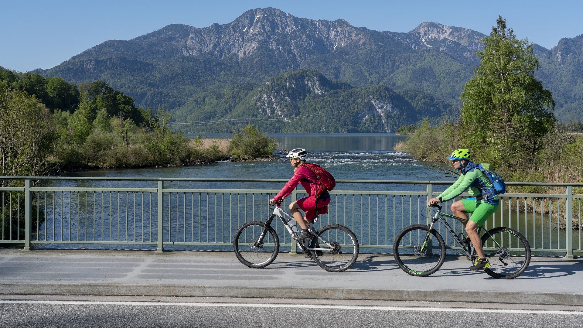 Radeln vor herrlicher berglkulisse wie hier am Kochelsee an der Loisachbrücke mit Blick auf den Herzogstand, © Tölzer Land Tourismus|Bernd Ritschel