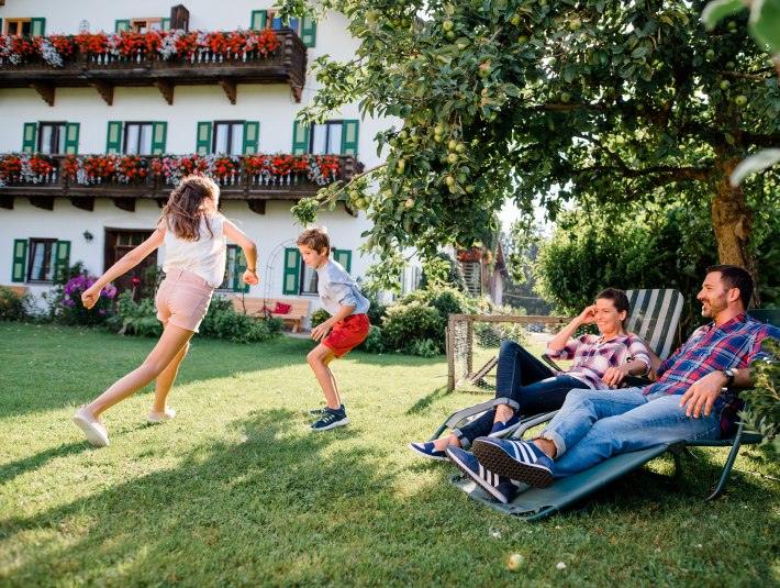 Urlaubsglück auf dem Bauernhof - während die Eltern sich auf den Gartenliegen entspannen, können die Kinder im Garten herumtollen., © Tölzer Land Tourismus Foto: Leonie Lorenz