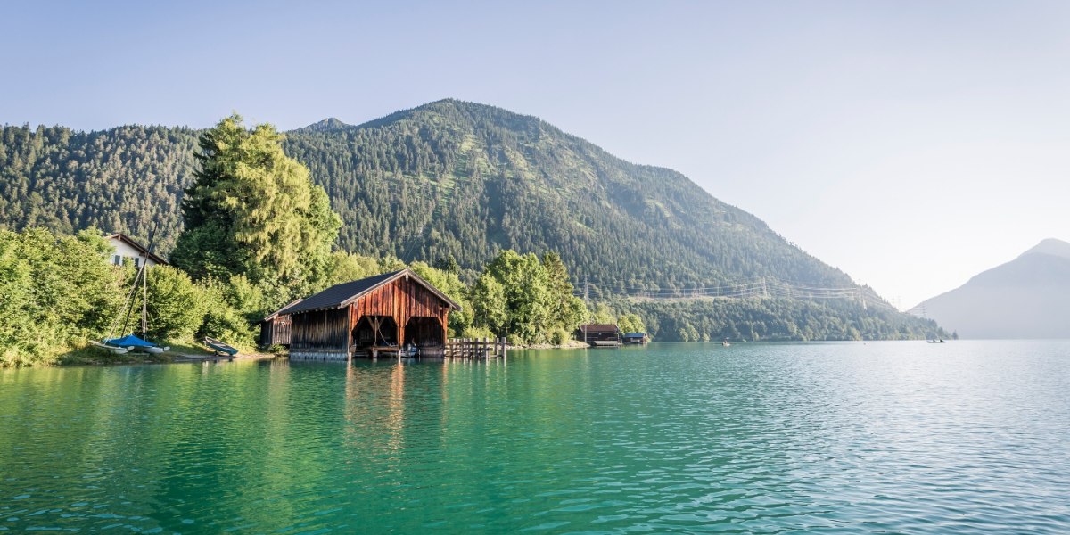 Der Walchensee, im Hintergrund der Herzogstand, © Tourist Information Kochel a. See