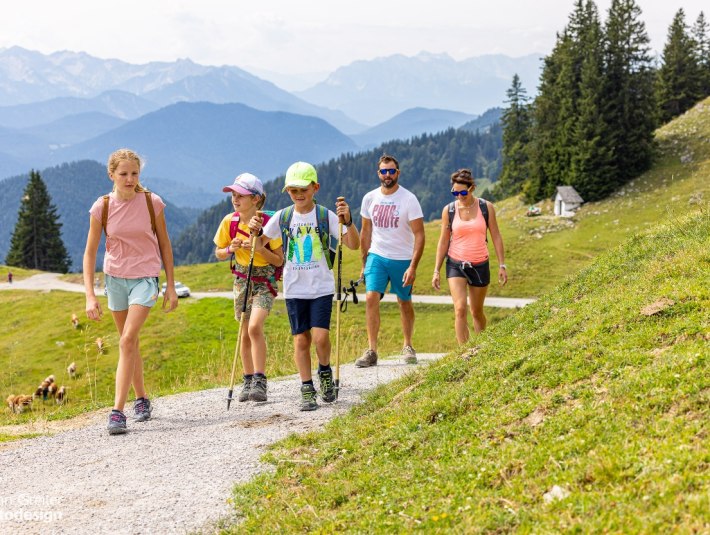 Familie wandert auf dem Panoramaweg, © Tourismus Lenggries