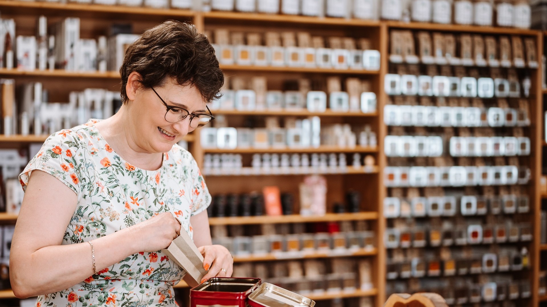 Kräuterprodukte, von Tees, gewürzen, Ölen, Essigen, Liköransätze, mit Schokolade oder als Pflegeprodukte sowie Räucherwaren aus hemischen Kräutern gibt es in unseren Kräuter-Erlebnis-Läden und verschiedenen Direktvermarktern, wie z.B. hier in der Kräuterhexe Lenggries, © Tölzer Land Tourismus|Leonie Lorenz