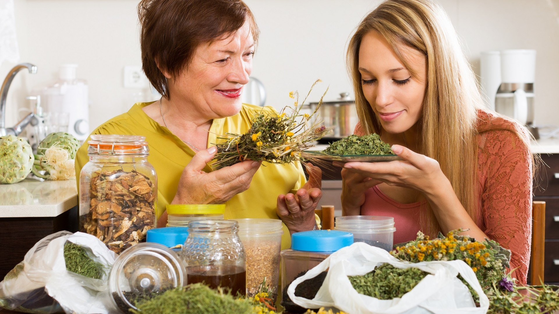 Tölzer Veg 2024: Neues auszuprobieren und sich schrittweise einem gesunden und bewussten Lebensstil zu nähern. Zum Beispiel bei den Kochkursen, die in die Geheimnisse des Fermentierens oder der ayurvedischen Küche einweihen. Atem- und Klangmeditation, tibetisches Heilyoga oder Aroma Yoga mit ätherischen Ölen können helfen, „runter zu kommen“ und im Alltag zu entspannen., © Stadt bad Tölz (c)Shutterstock