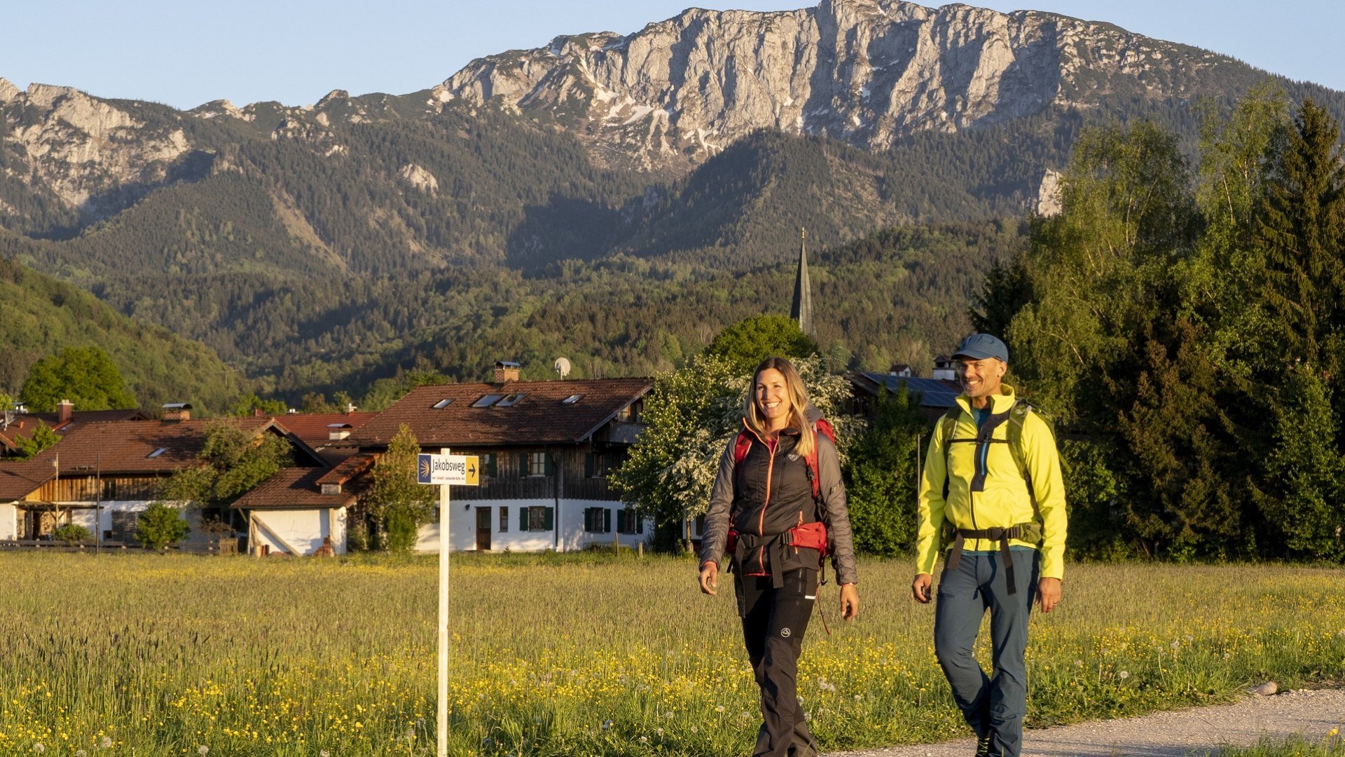 Das herrliche Bergpanorama beim Wandern genießen - wie hier am Jakobsweg bei Benediktbeuern , © Tölzer Land Tourismus|Foto: Bernd Ritschel